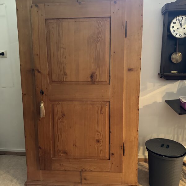 Zwilingschrank 21)