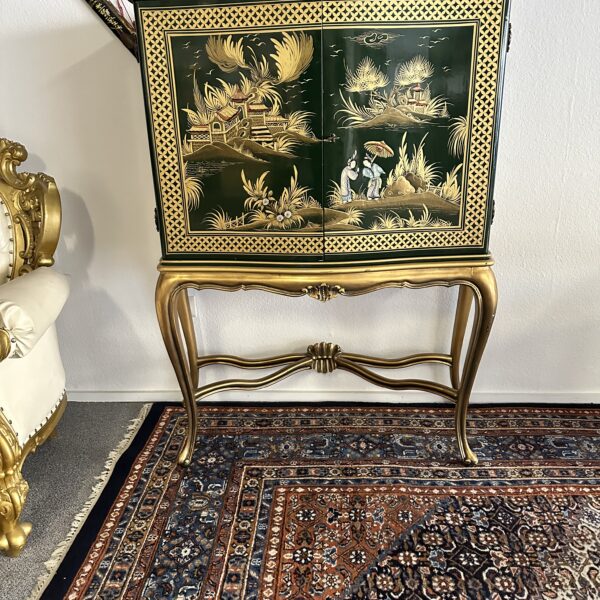 Chinesischer Schrank