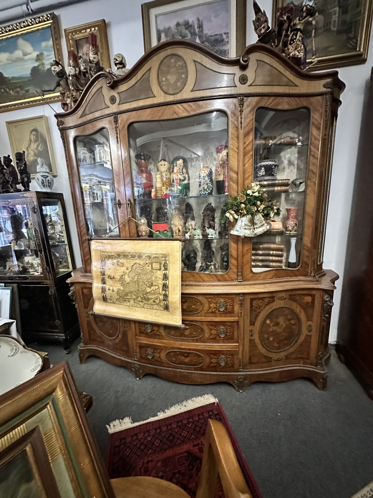 Vitrine mit intarsien 17)