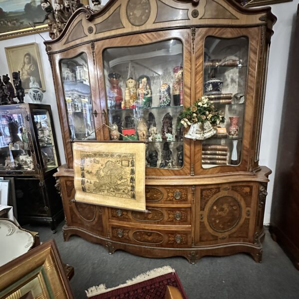 Vitrine mit intarsien 17)
