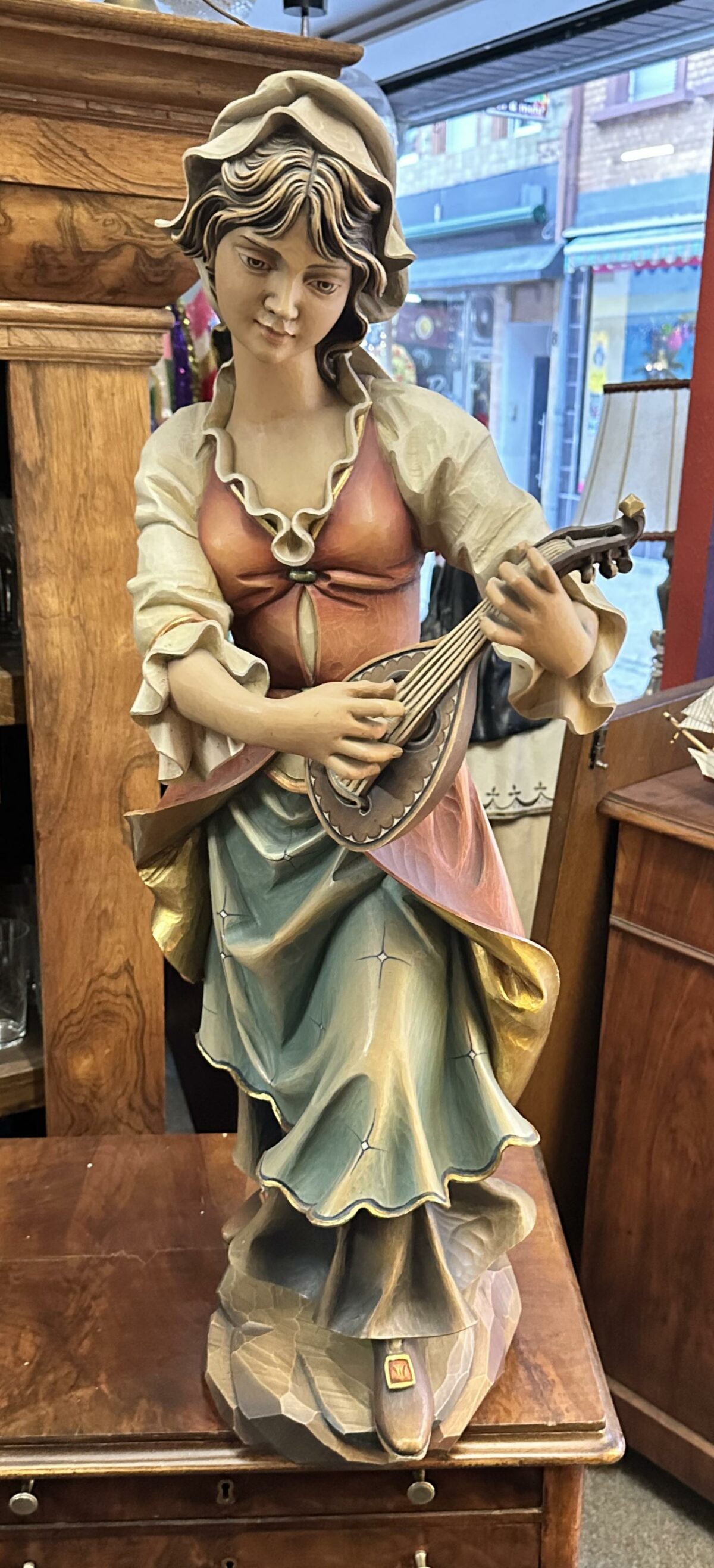 geschnitzte holzfigur