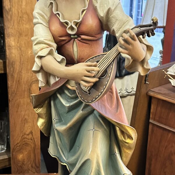 geschnitzte holzfigur