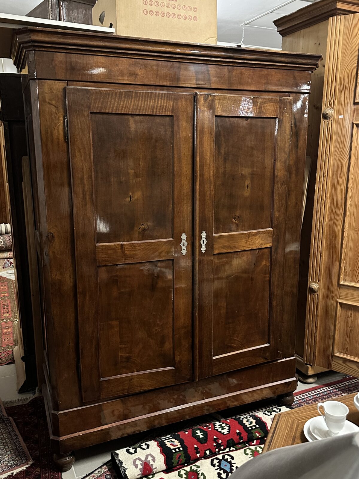 Nussbaum Schrank