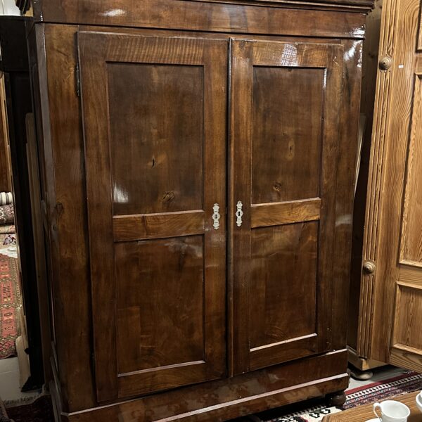 Nussbaum Schrank