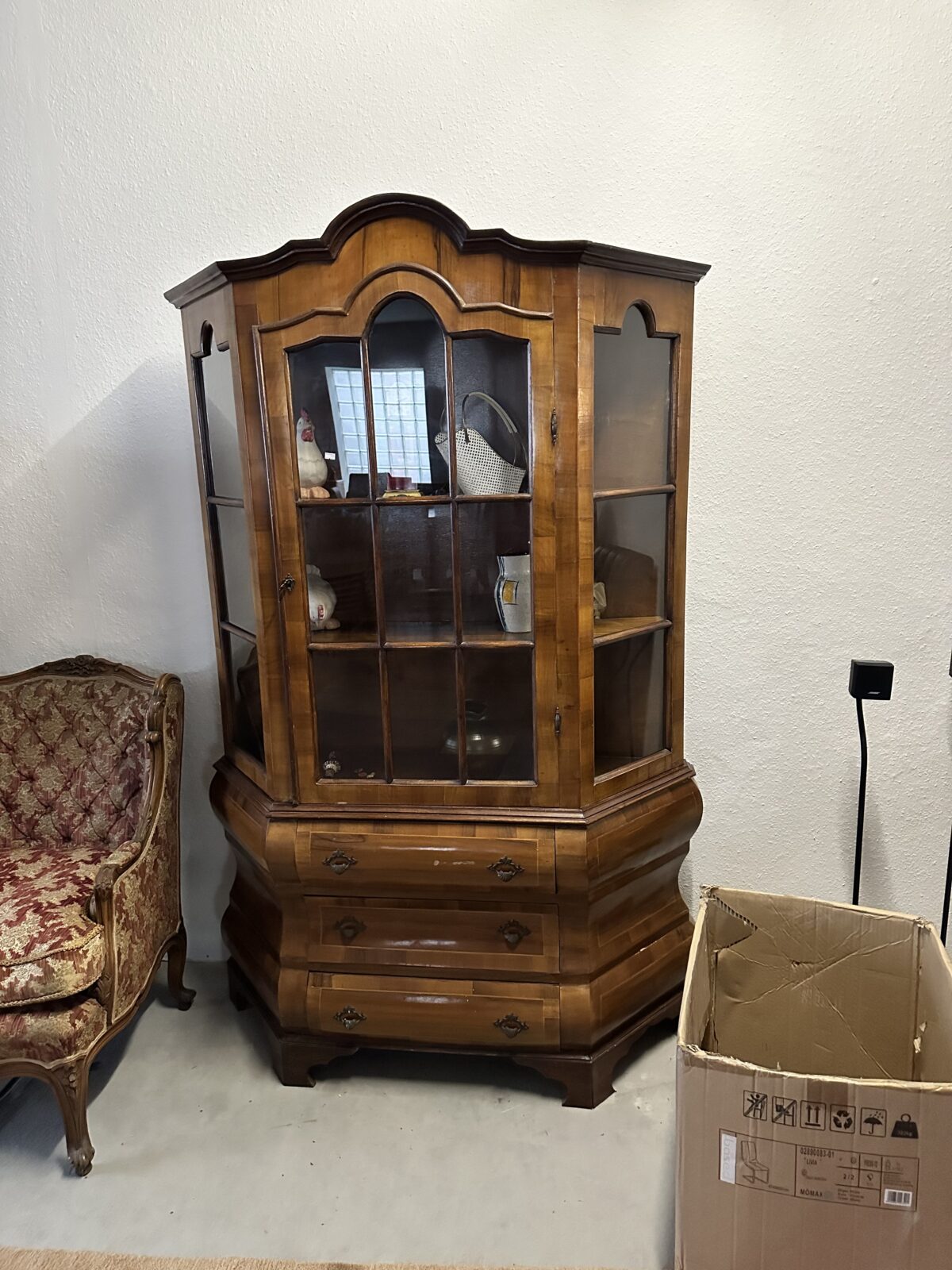 Vitrine mit intarsien 46)