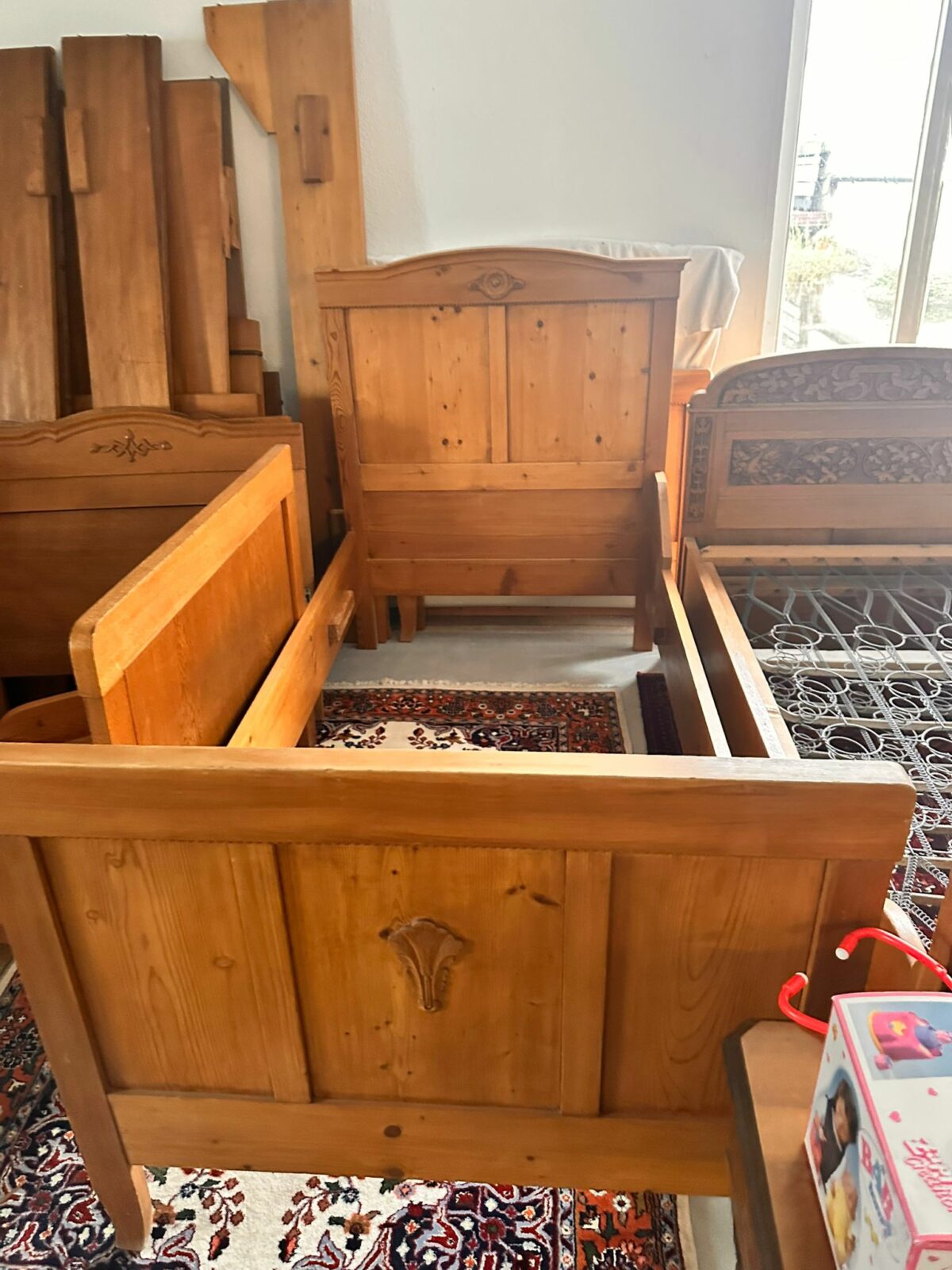 2X Holzbett  je Bett