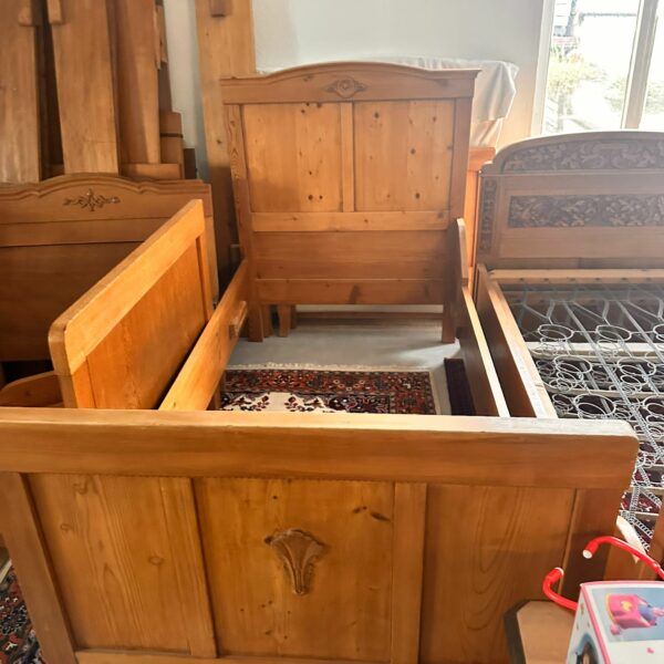 2X Holzbett  je Bett
