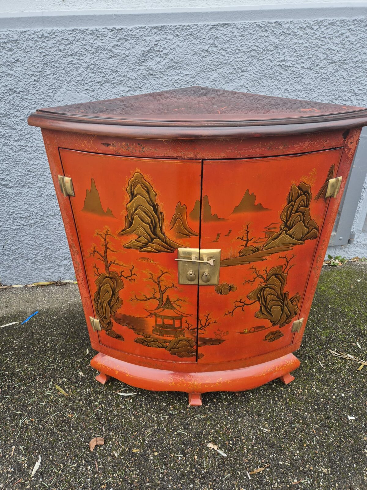 Chinesischer Eckschrank