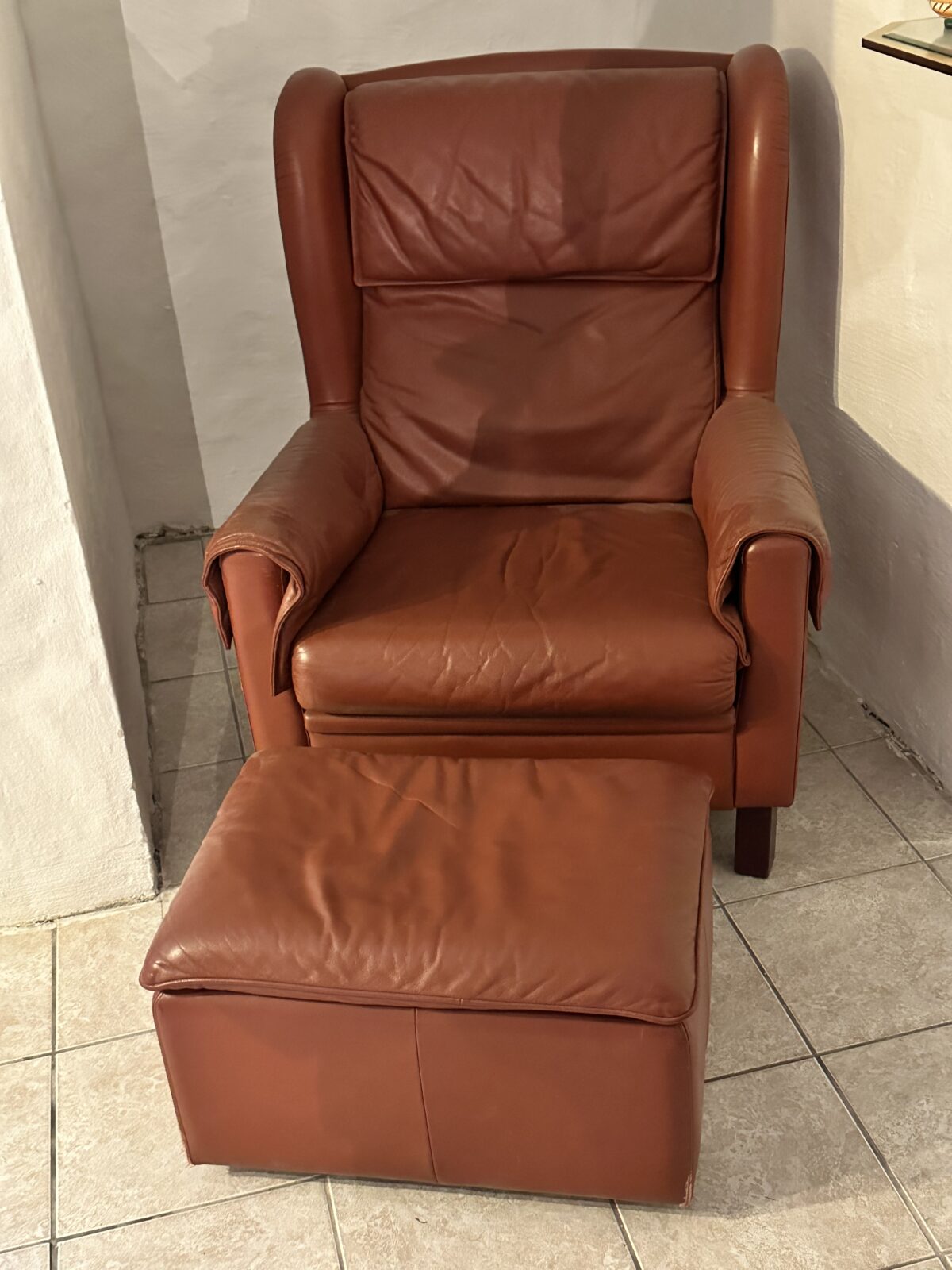 Leder Sessel mit Hocker