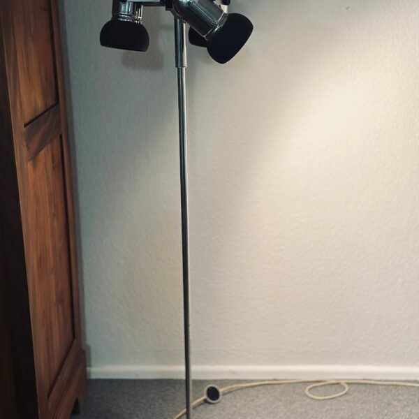 Stehlampe 46)